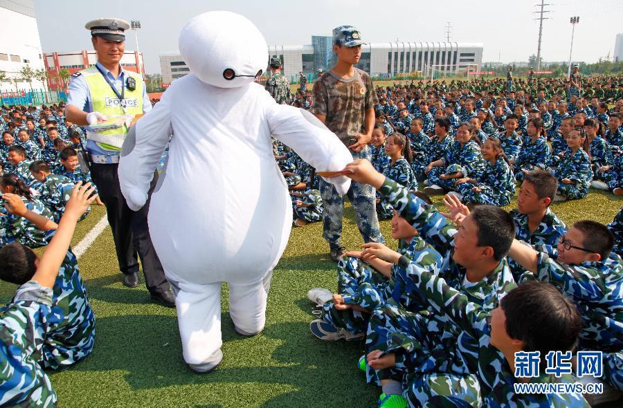 Policemen dress up as Baymax to promote traffic safety(1/3)