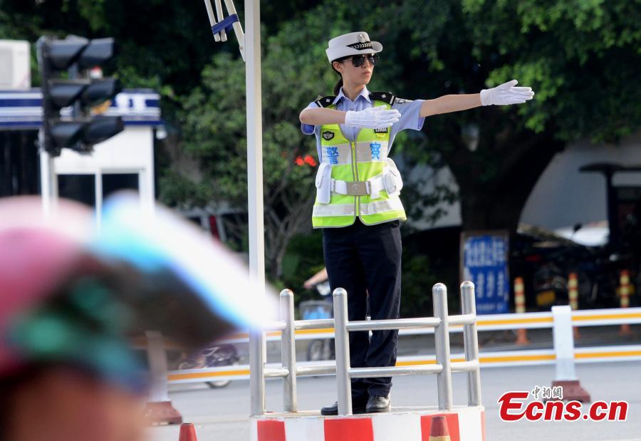 Female traffic police debut in Fuzhou city(1/2)