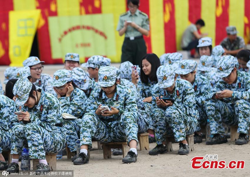 Students glued to smartphones during intervals of military training(1/3)