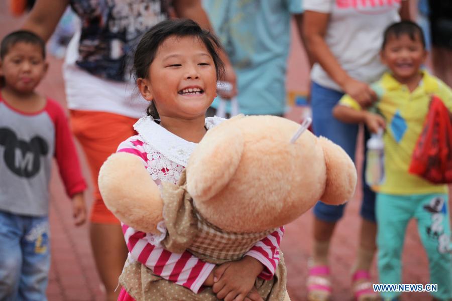 Goodbyes and tears as left-behind children head home(1/4)