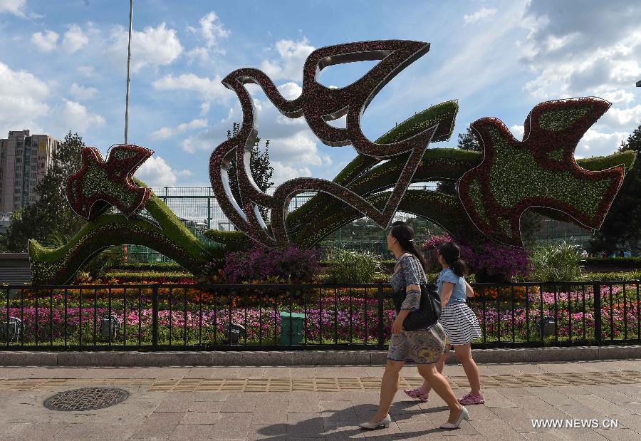 Flowers placed for China's V-Day celebration(1/10)