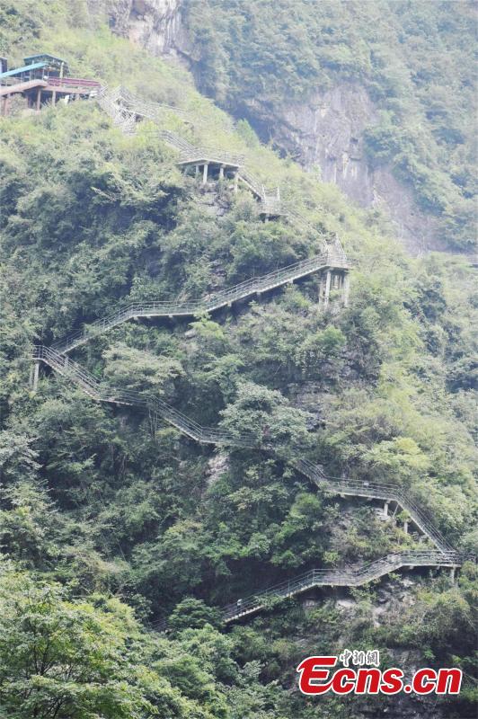 Cliff walkway the only route in scenic area(1/6)