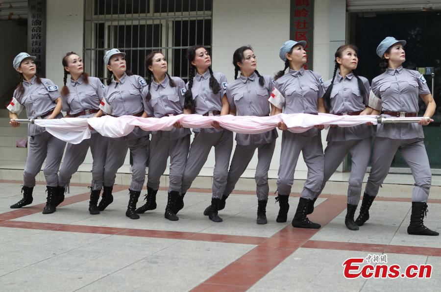Chongqing damas dance for war anniversary(1/4)