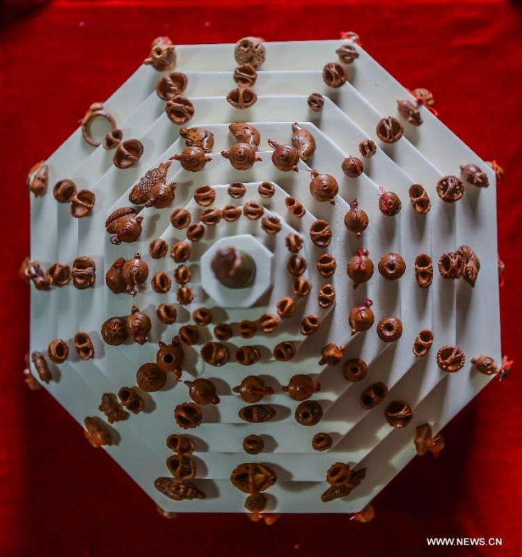 Peach pit carving: Chinese folk art on fingertips(1/5)