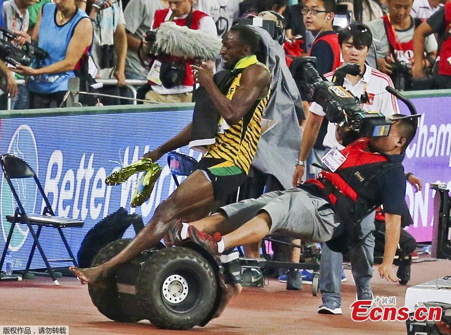 Bolt wiped out by Segway after 200m victory(1/6)