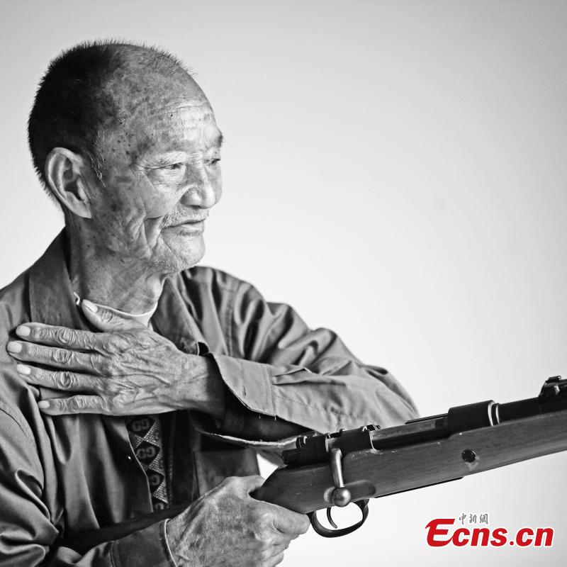 Veterans remember the war days with photographer(1/10)