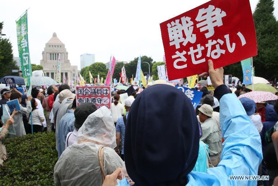 120,000 people rally outside Japan's Diet to protest security bills(1/6)