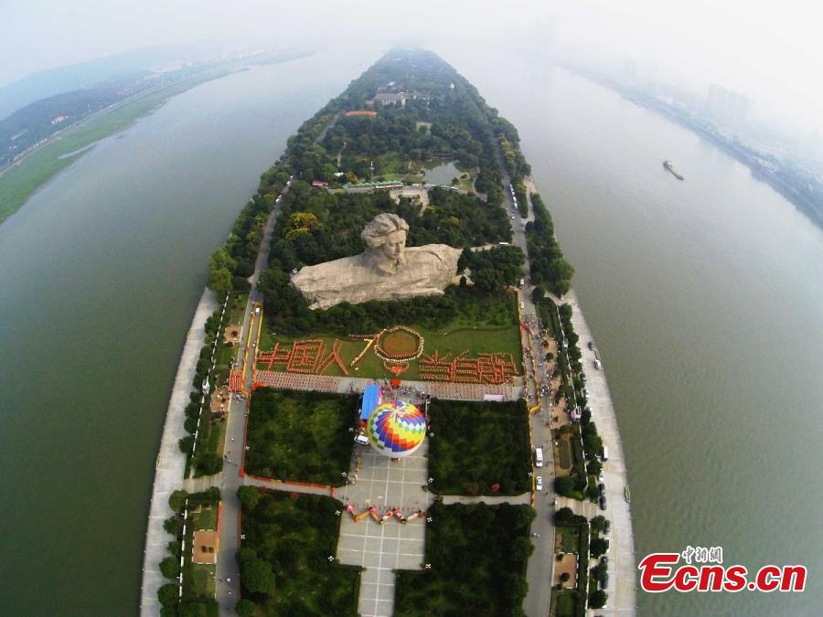 Nearly 1,000 people form characters for war anniversary(1/5)