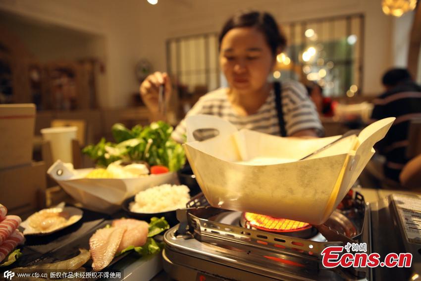Paper pot restaurant opens in Shanghai (1/3)