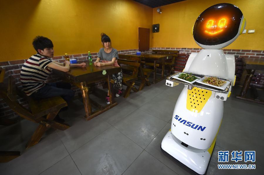 Chinese made service robots enter people's life(1/4)