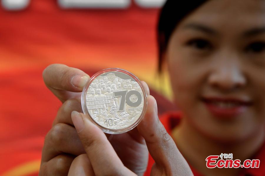 Commemorative coins for war anniversary debut in C China city(1/3)