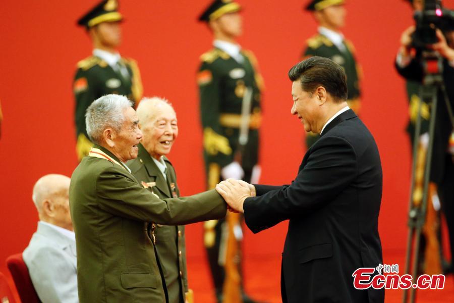 President Xi presents commemorative medals to war veterans(1/14)