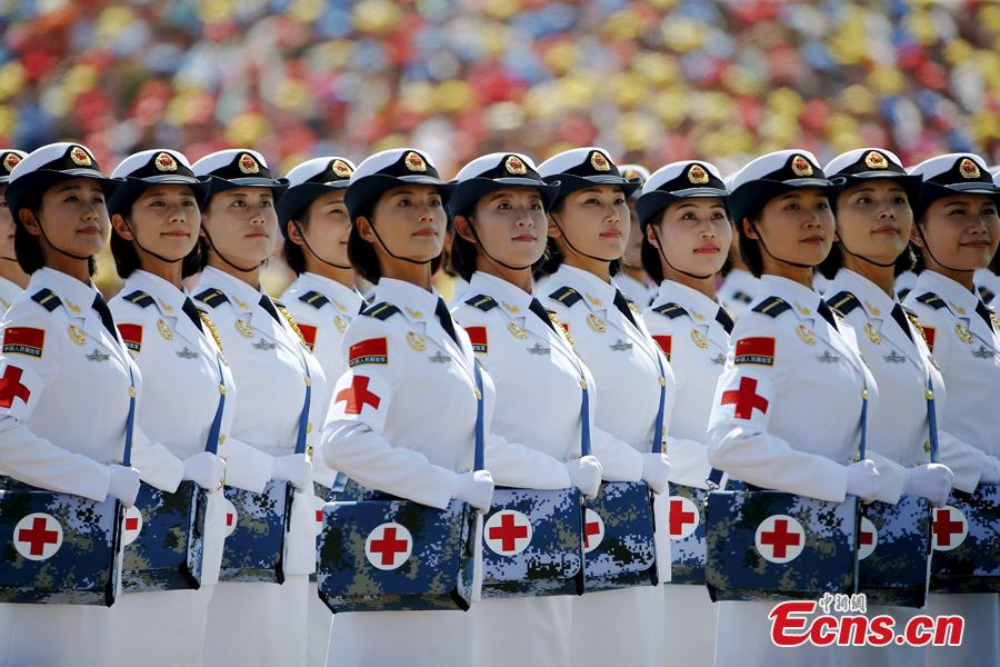 Chinese female soldiers light up V-Day parade (1/4)