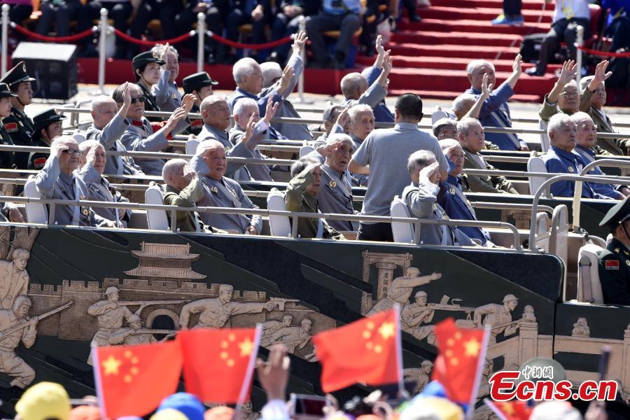 Veterans of counter-Japanese war lead China's V-Day parade(1/2)