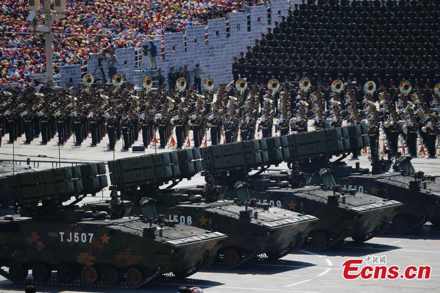 China displays missiles in massive military parade(1/1)