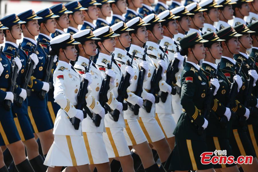 Chinese female soldiers light up V-Day parade(1/1)