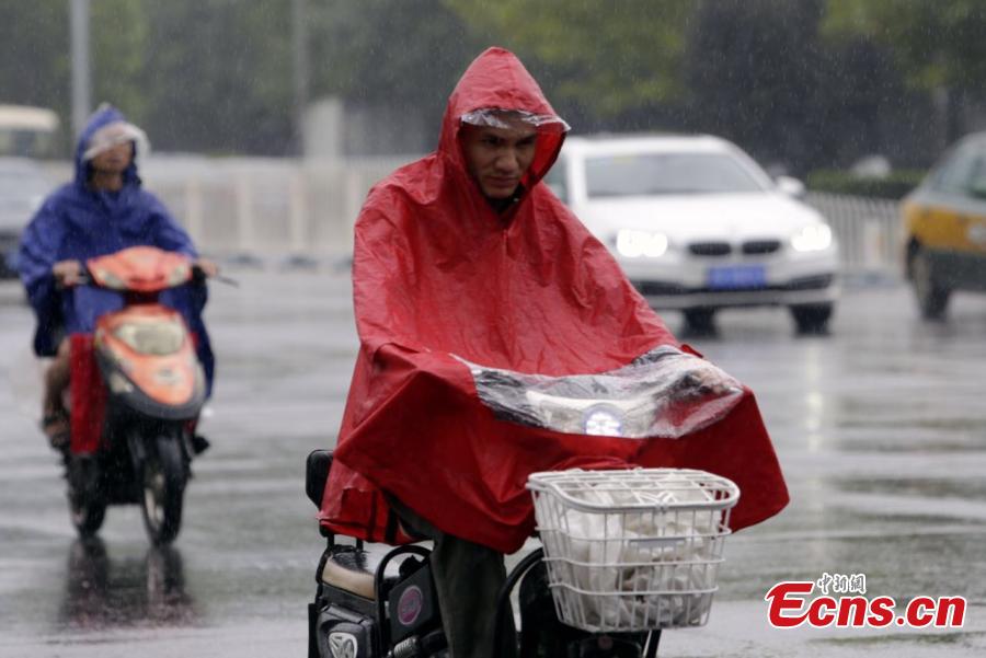 Downpour floods streets in Beijing, turns down summer heat (1/6)