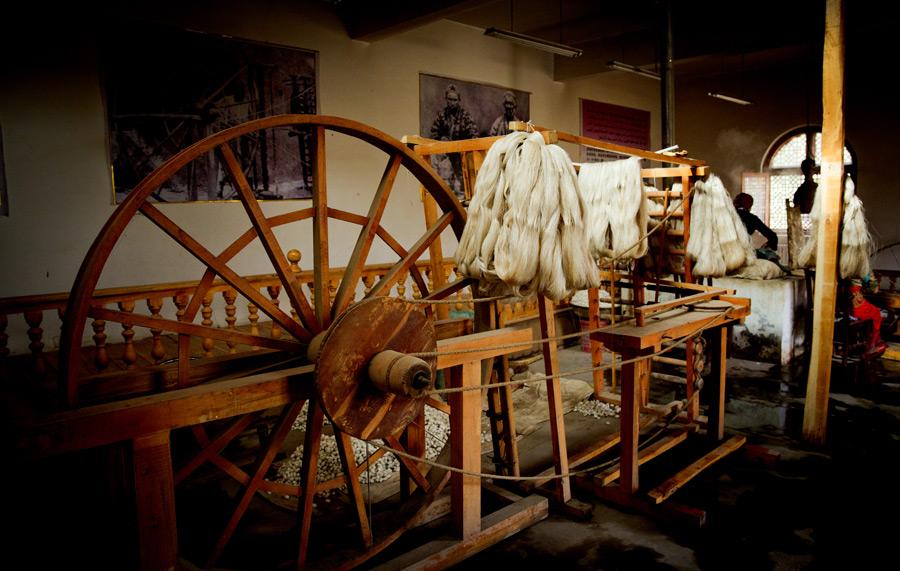 Xinjiang keeps the traditional way of making Atlas silk(1/9)