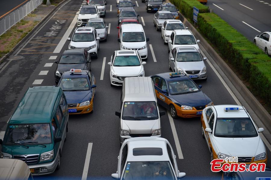 Beijing sees severe traffic congestion after parade holiday(1/7)