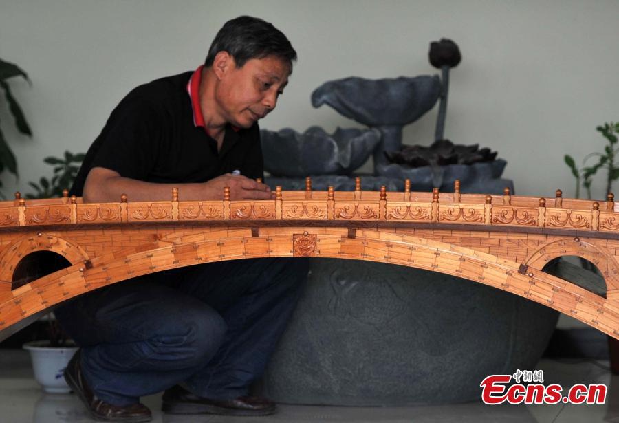 Farmer builds mini-sized Zhaozhou Bridge with wood pieces(1/7)
