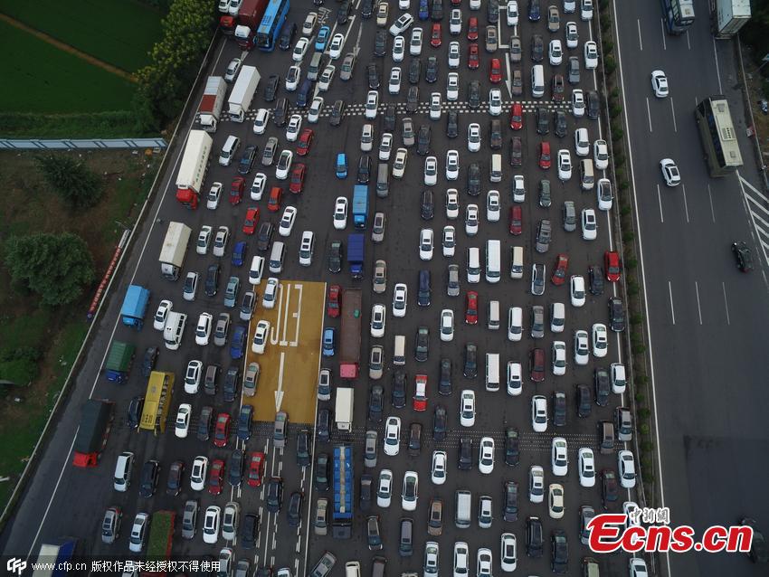 Traffic clogged after parade holiday (1/3)