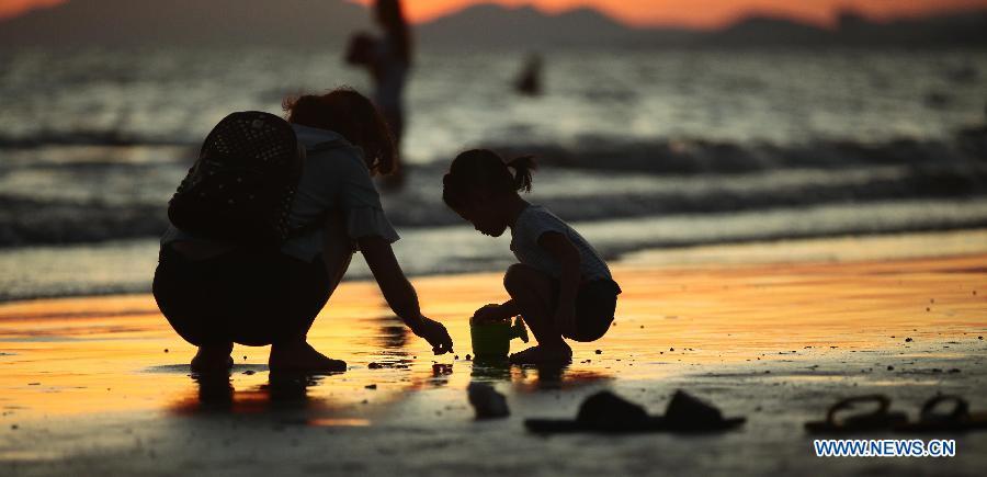 Beautiful sunset at seashore in Sanya(1/3)