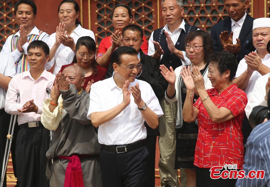 Premier Li meets representatives of teachers in Beijing(1/4)