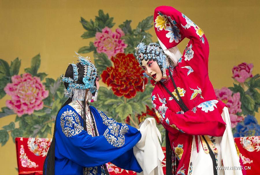 Peking Opera artists perform 'The Jewelry Purse' in Canada(1/3)