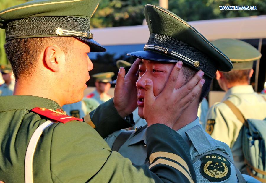 Over 100 veterans leave barracks for home in N China(1/3)