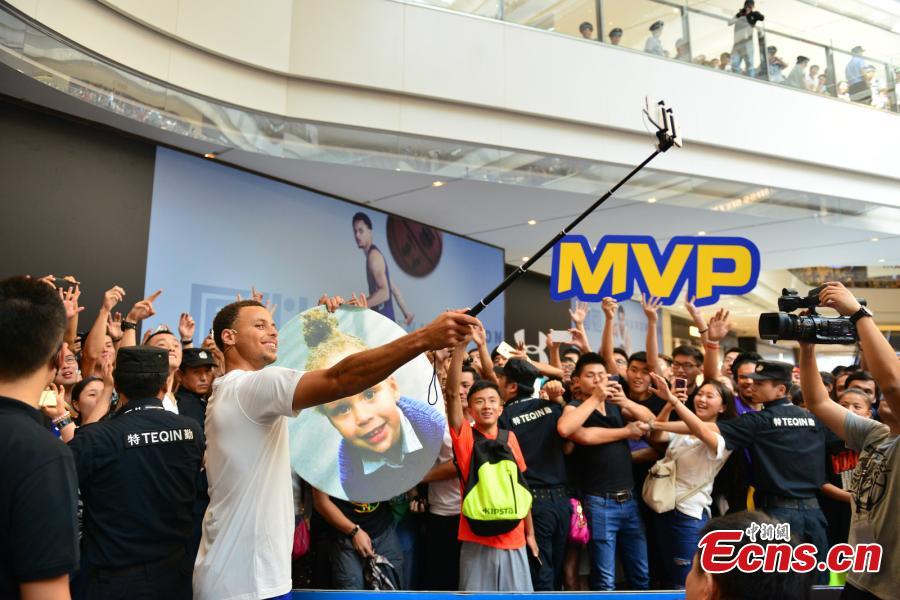 NBA Warrior Stephen Curry meets fans in Chongqing(1/4)