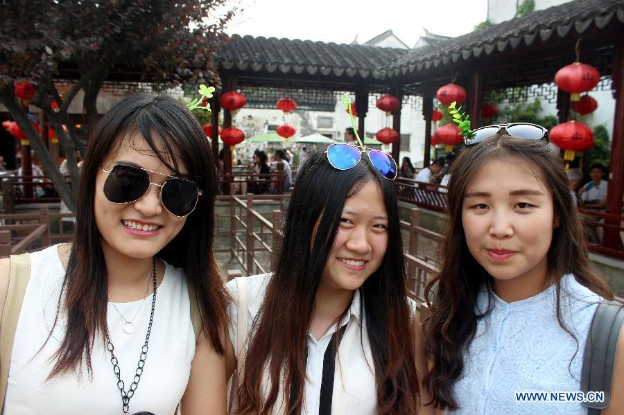 Floral hair decoration hits Suzhou street(1/5)