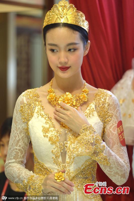 Gold wedding gowns displayed in Shenzhen(1/3)
