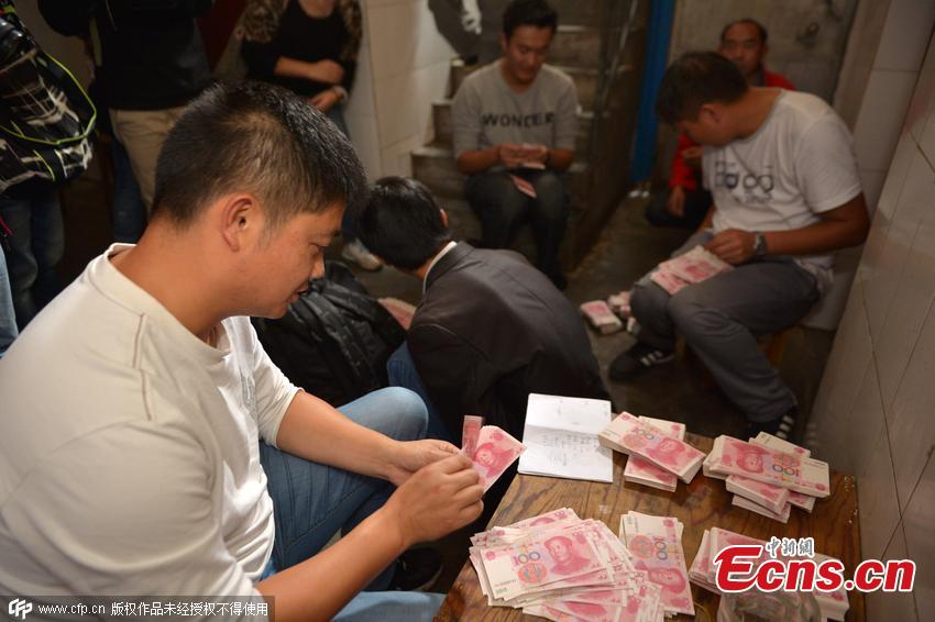 Kumming police seize counterfeit money worth 300,000 yuan(1/3)