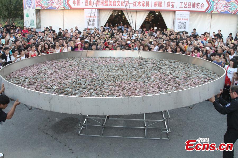 Giant steamed crab meal seen in NE China(1/4)