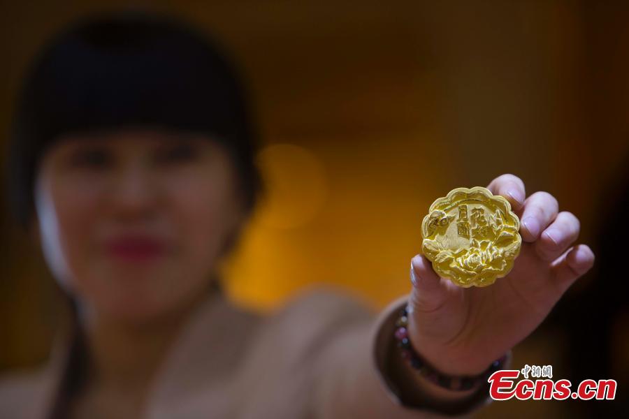 Gold mooncakes up for sale in Taiyuan (1/2)