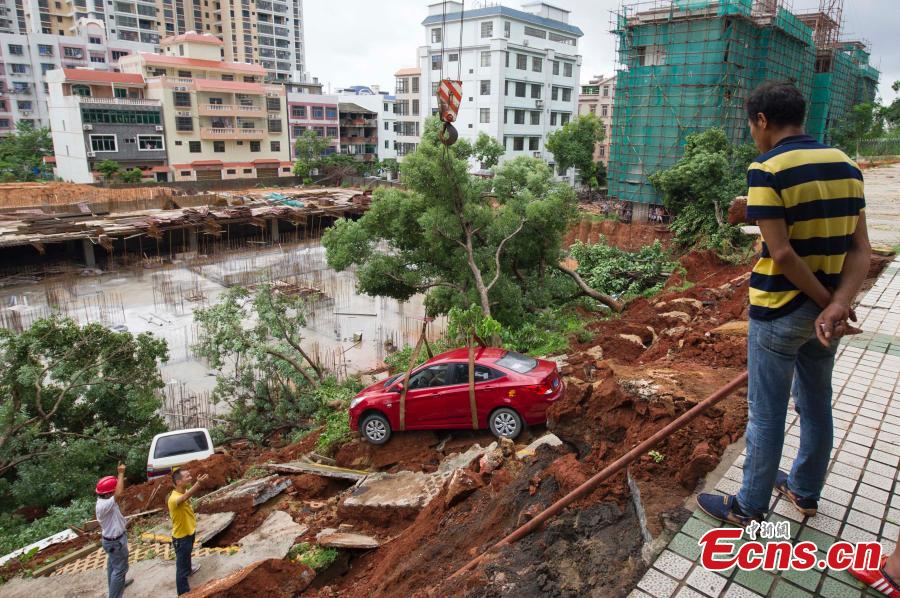 Cars sink into hole after parking lot collapses in S China city(1/7)
