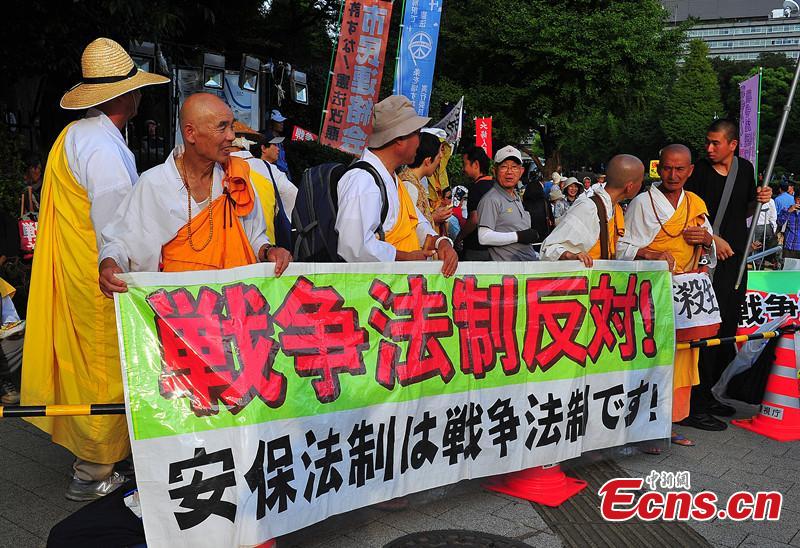 Japanese people protest Abe's new security act(1/1)