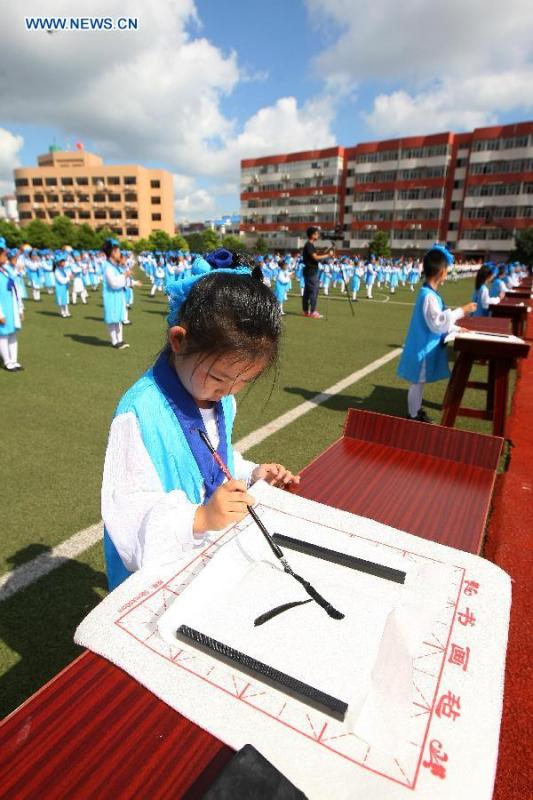 New first-graders attend traditional education activity in Jiangsu(1/5)