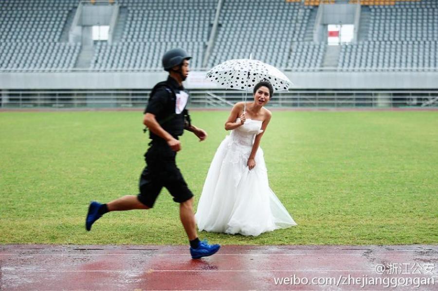 Bride in wedding gown cheers husband-to-be (1/4)