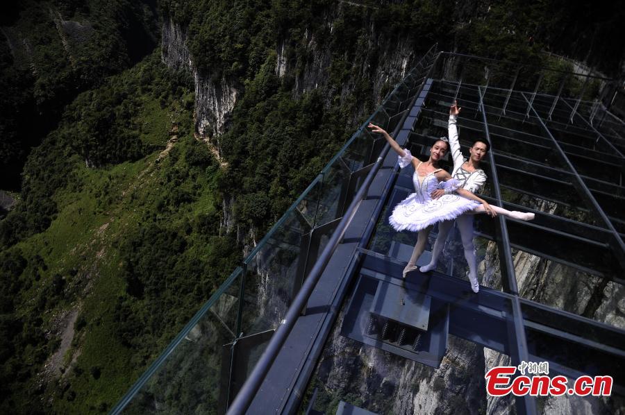 Ballet dancers perform on 280-meter-high glass platform(1/6)