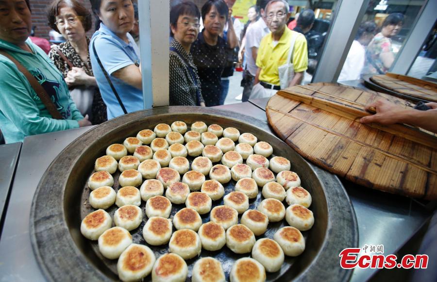 Shanghai citizens waiting for mooncakes(1/1)