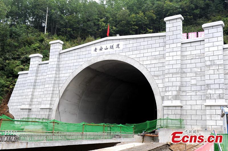 The first Qinling mountains High-speed railway tunnel holed through(1/1)