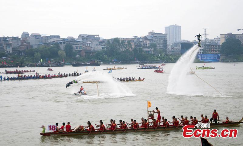 Dragon boat racing competition held in S. China's Guangxi(1/1)