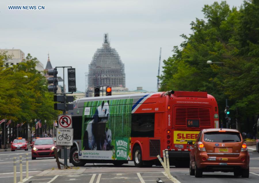 Buses with images of 6 endangered animals of China drive in U.S.(1/4)