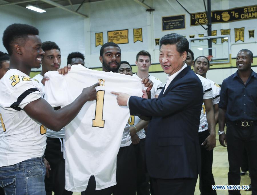 Xi Jinping visits Lincoln High School in Washington(1/2)