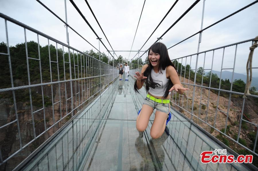 180-meter-high glass-bottom suspension bridge opens in C China(1/10)