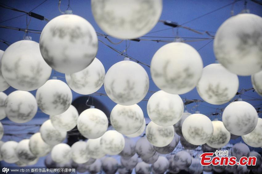2500 'moons' shine over Yangzhou(1/4)