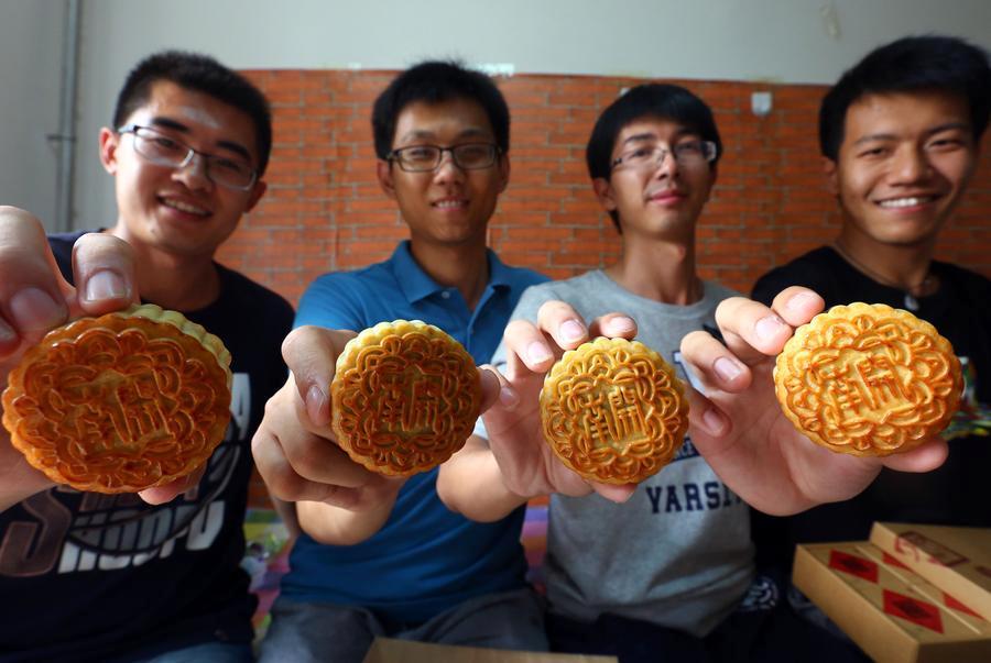 Students launch mooncakes named after Nankai University(1/4)