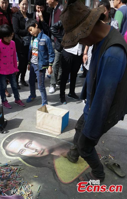Armless man draws Mona Lisa on street with foot(1/1)