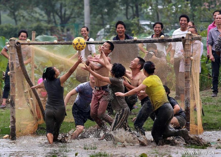 Mud soccer competition held to celebrate Mid-Autumn Festival in E China(1/6)